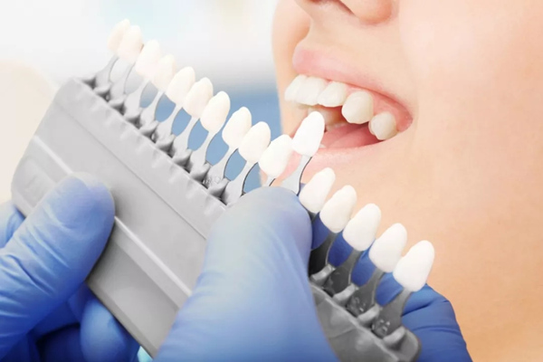 什么样的牙齿状况适合隐形矫正？有烤瓷牙、种植牙适合吗？